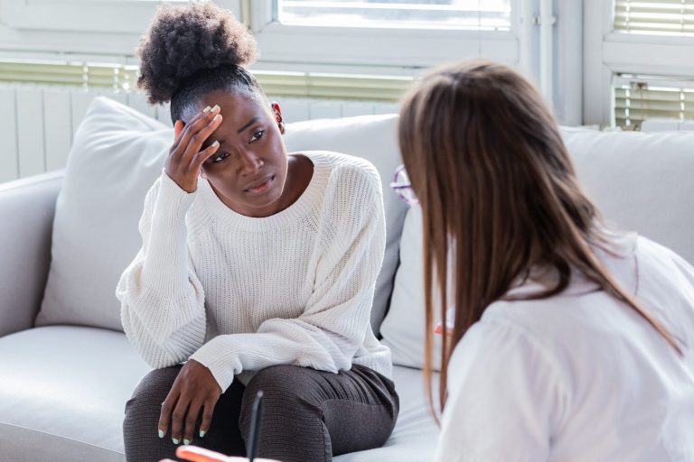 Une jeune femme en consultation avec une psychologue